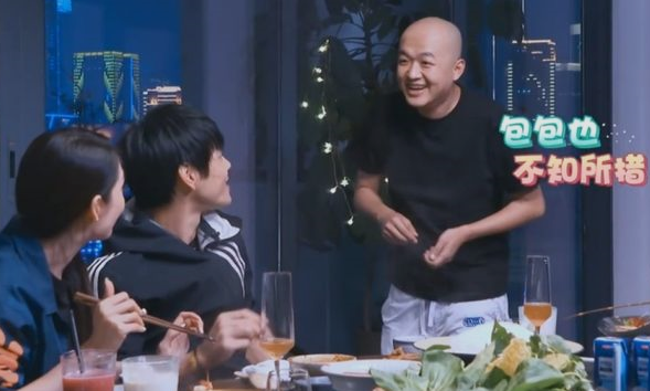 包贝尔|包贝尔饭店偶遇向佐郭碧婷，打招呼方式暴露社会现实，引网友热议