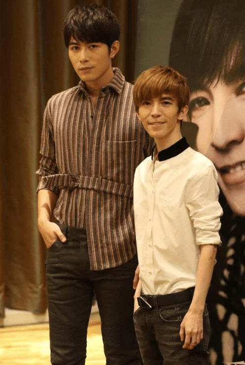 郭敬明|当159cm鞠婧祎撞上155cm郭敬明，仅差4cm，?谁谎报了身高，一目了然