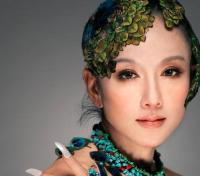 杨丽萍▲杨丽萍才是最大的照骗，素颜亮相吓坏网友，网友：太真实了吧！