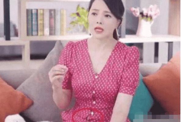 伊能静|52岁伊能静素颜出街被拍，遭吐槽像个“中年大妈”，腹部赘肉太抢眼！