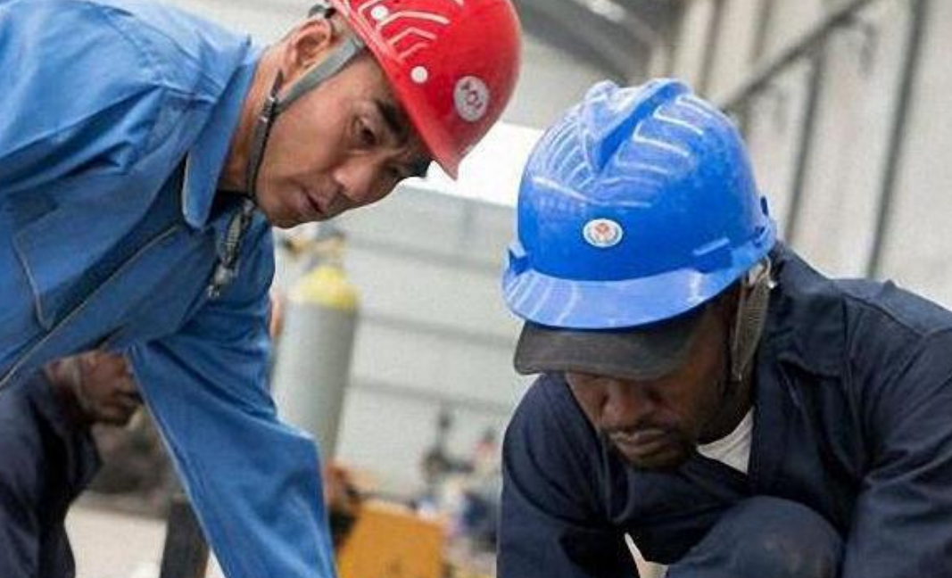 肯尼亚|拳打脚踢中国基建工人,中国果断撤回援建,立马自食其果!