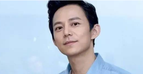 黄家驹|他把黄家驹念成“黄家狗”,以为能逗观众大笑,却毁了大好前程