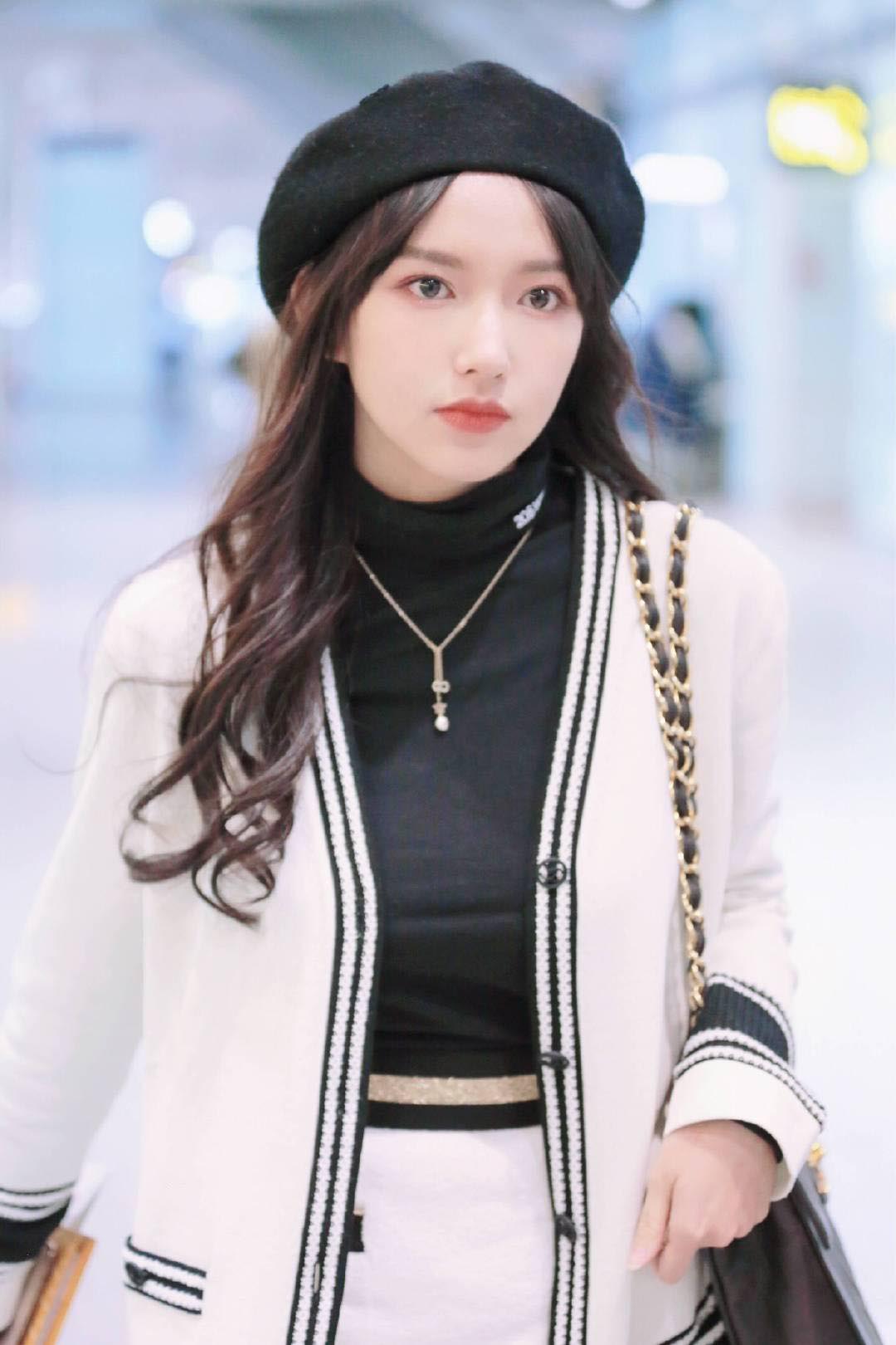 「穿衣搭配」程潇《天醒之路》开播，机场私服黑白搭配，心情好颜值也提高不少