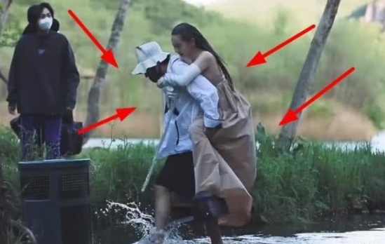 戚薇|戚薇让助理背过河被说耍大牌，当镜头往下移后，网友沉默了！