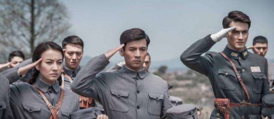 [江玉燕]新版《亮剑》抹发胶、戴耳钉, 打完仗衣服崭新, 李幼斌6个字评价