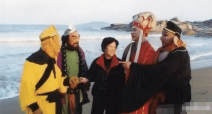 西游记■《西游记》“骗”了观众34年，去掉特效后镜头很“尬”，猴哥背影让人泪崩