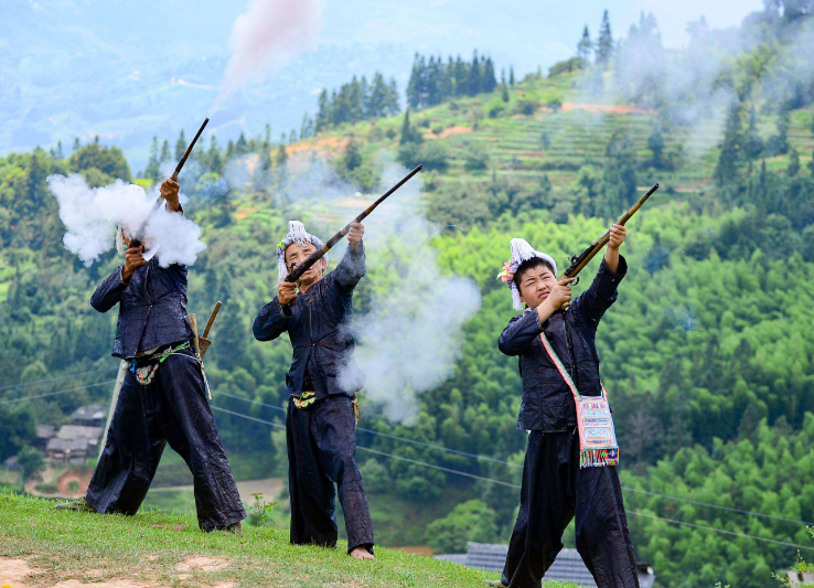 「巴塞罗那」我国唯一不禁枪的地方：人人一杆枪，碰到游客先放一声枪响再问好
