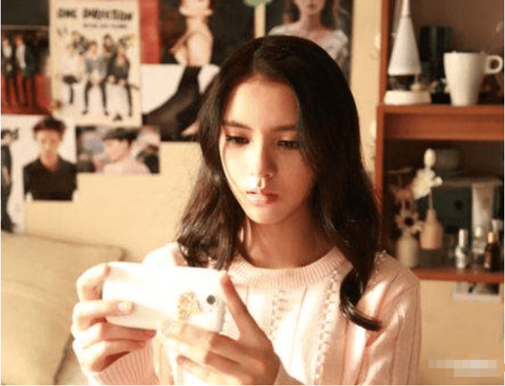 何炅|当年何炅亲自挑的“四小天鹅”，前三位都“凉凉了”，不起眼的她却红到发紫