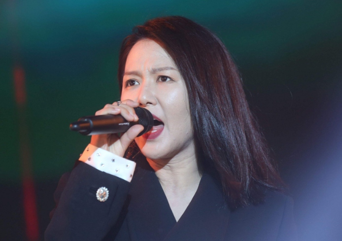 酒吧|曾落魄去当酒吧驻唱，却因一首歌走红，如今身价上亿却从不招摇