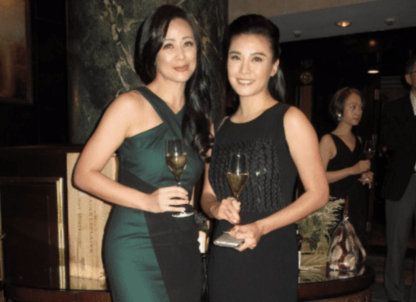 |51岁女明星为捞金豁出去了, 穿成这样来唱歌, 观众目不转睛。