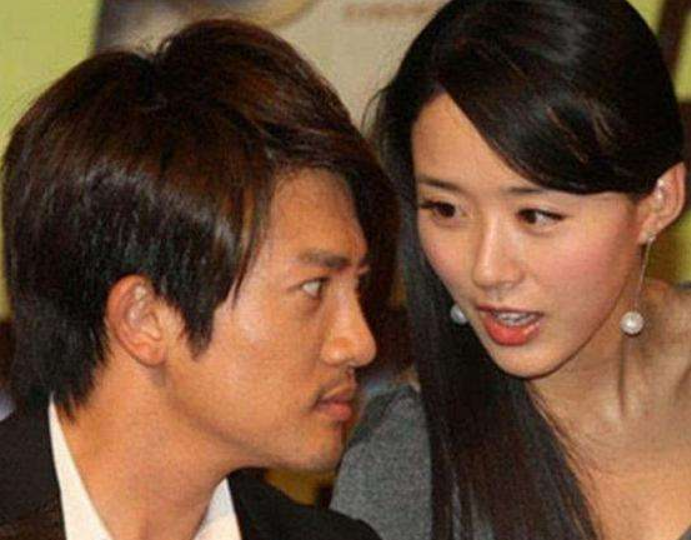 『苏有朋』47岁苏有朋近照，独宠了16年老婆正面曝光，原来是我们熟悉的她