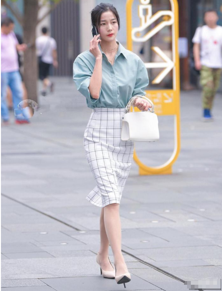「穿衣搭配」姐姐素颜出街，一身职场休闲穿搭，谱写女性美