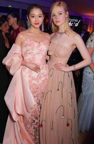 [关晓彤]关晓彤与好莱坞第一小仙女同框比美，一个姿势被指像孕妇，一个21岁竟老了