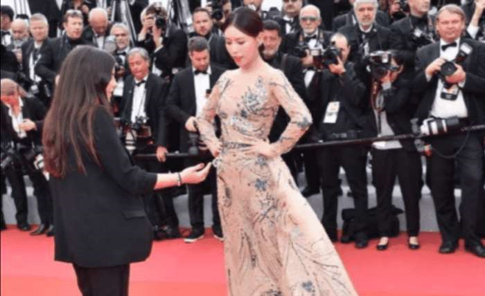 章子怡|出道就让宁静给她做配，扬言要超过章子怡，今演丫鬟蹭红毯却“遭驱逐”