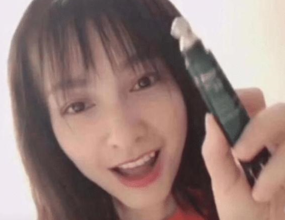 眼霜|看了戚薇“涂眼霜”，才发现自己错了多年，难怪她双眼平滑没细纹