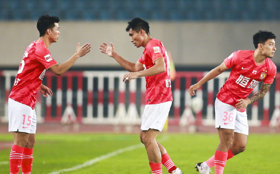 广州恒大|真的踢不动了!40岁老将疲态尽显失误连连,卡帅点名批评爱将。