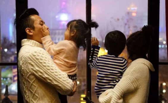 李晨|李晨住四合院，baby住别墅，邓超住小区，唯独他还在租房子住！