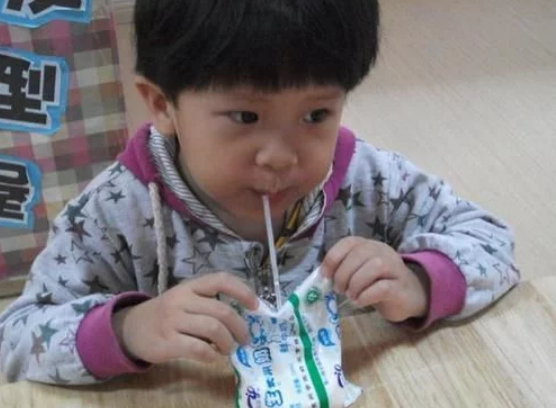 牛奶|4种“假牛奶”已被央视拉黑,价高营养少,很多父母却成箱购买