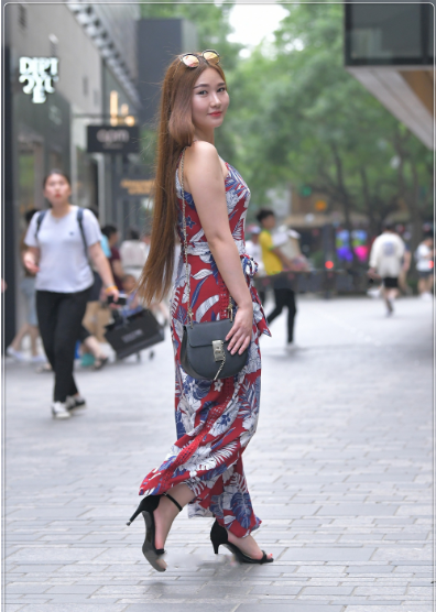 连衣裙|花纹收腰连衣裙搭配黑色挎包，款式新颖，设计独特