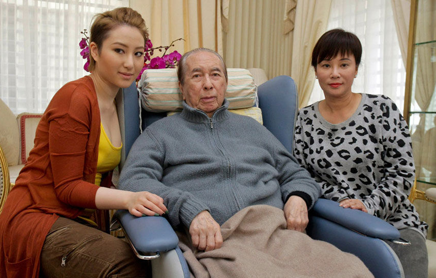 「何鸿燊」李嘉诚年轻时,向华强年轻时,看了何鸿燊年轻照:难怪孩子这么多