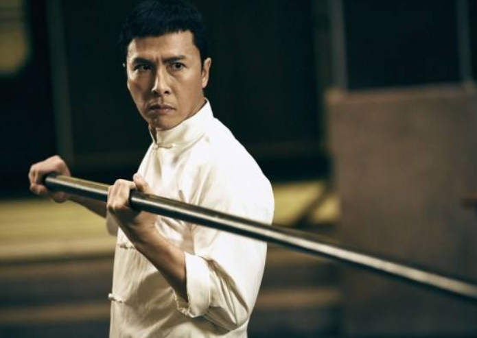 甄子丹|甄子丹妹妹46岁依旧水嫩，功夫不输亲哥哥，为啥就是没人敢娶呢？