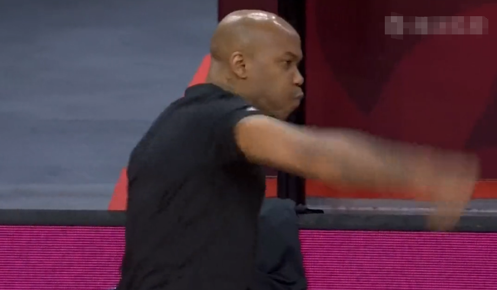 孙悦■大圣归来!孙悦滑翔暴扣+致命三分,马布里挥拳怒吼,外援满眼敬佩!