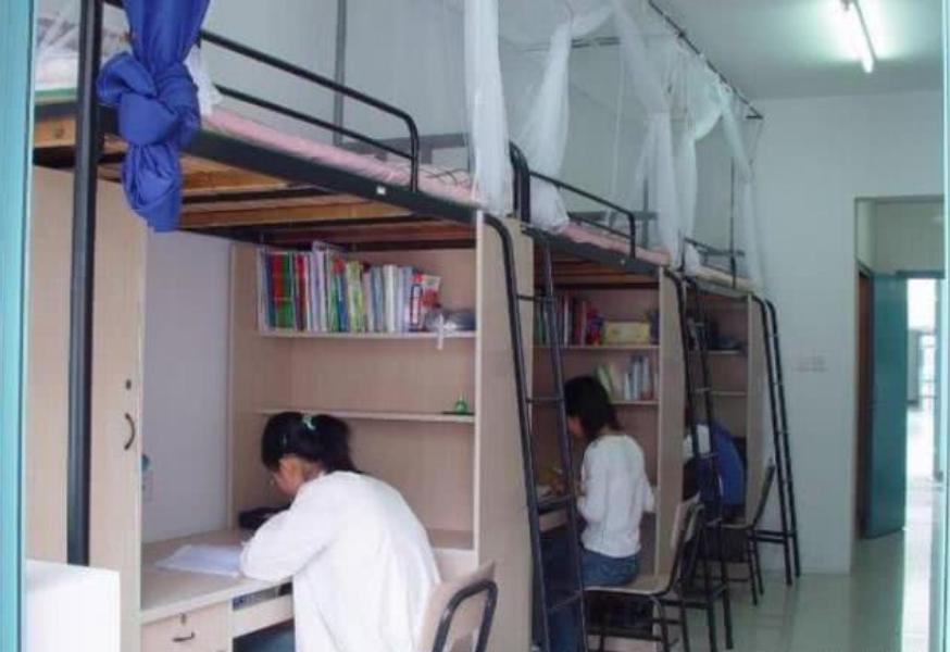 【】大学宿舍选“6人间”还是“4人间”？学姐：大一选错后悔4年！