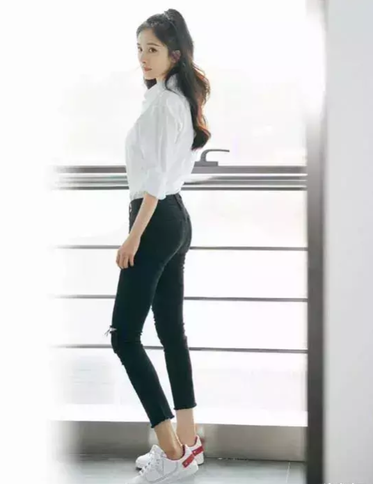 有种撩人叫杨幂的"括号臀",看到生图下的大幂幂,网友:这谁不喜欢!