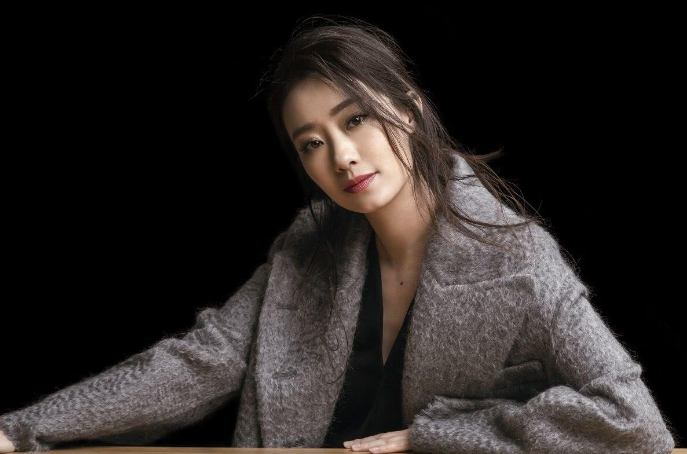 贾玲|因春晚跷二郎腿出名, 是冯巩的爱女, 现在为贾玲打工