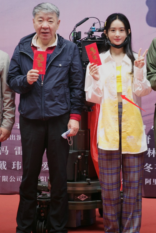 赵丽颖|赵丽颖新剧开机图曝光，看清她里面穿了啥后，网友：越来越没妈妈样！