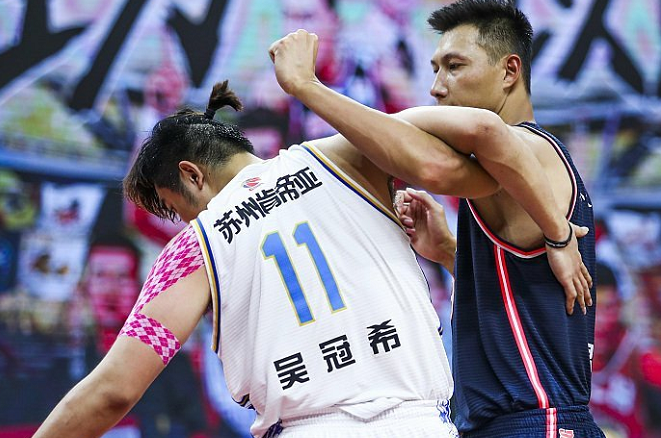 易建联:易建联对抗吴冠希瞬间火了!肌肉碰撞,吴冠希实现赛前目标