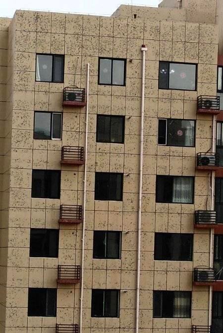 [冰雹]小区冰雹过后成“筛子楼”, 业主：下雨后家里都渗水