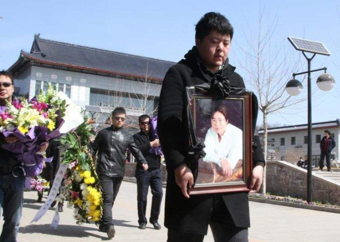 白静|她曾是豪门阔太，结婚4年被丈夫连捅三刀去世，网友却拍手称快！