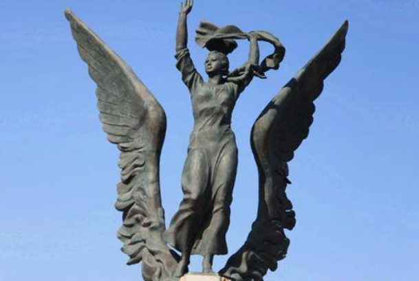 「日军」17岁女孩上山劝日军投降,却被强行挟入山洞,战后只找到她的头巾