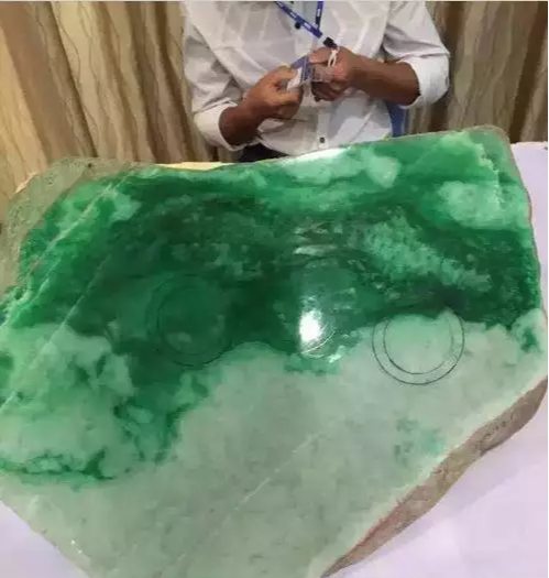 翡翠|这块翡翠毛料竟价值5.3亿人民币,你看值不值?