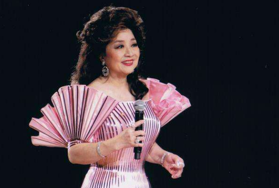 春晚|因不愿改国籍和丈夫离婚，连春晚都曾为她破例，现71岁依然孤身一人备受尊敬