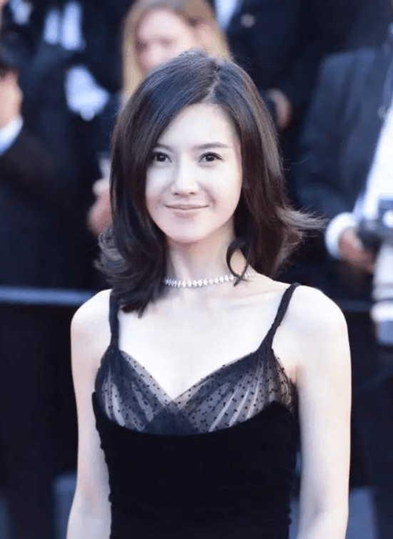 赵薇|赵薇亲手把她捧红，她却痴迷于“整容”，如今的她你还敢认吗？