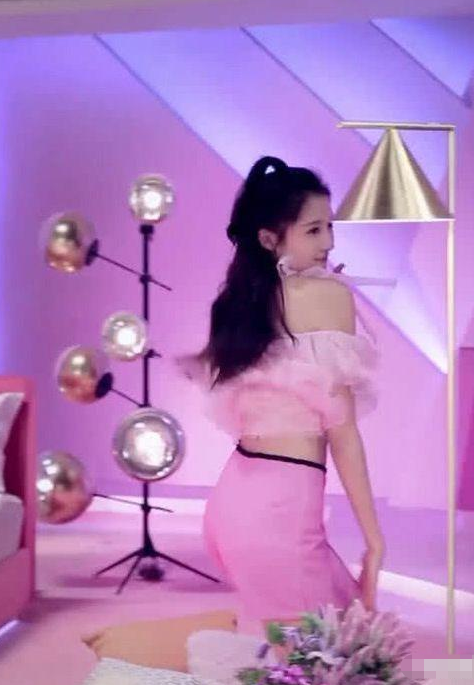 关晓彤|关晓彤早年拍“卫生棉”广告未P图曝光，网友：原来鹿晗好这口？