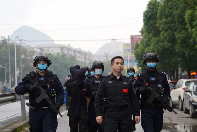 临桂■什么情况？凌晨0点，桂林街头30余人在互相斗殴打架？比古惑仔还猛