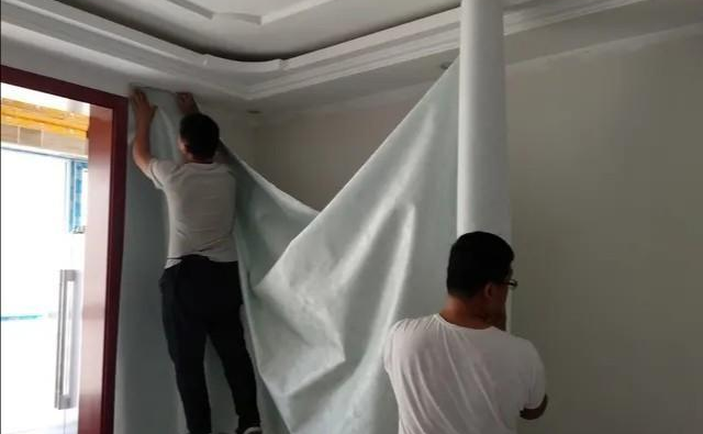 |家中有两个月的宝宝，房屋简单装修，乳胶漆和墙布哪个更环保？