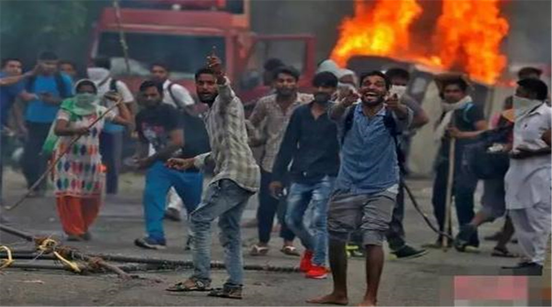 印度|将栽赃进行到底？印度街头上演“火拼”：中方“全责”，必须赔钱！