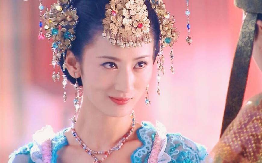 杨紫|满头珠子头饰的古装美人：有人美若天仙，有的却很雷人，你喜欢谁