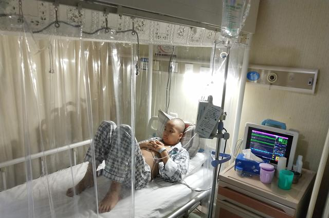 『中药』男孩血癌治愈10年后复发！8岁弟弟勇敢捐髓：我就是为哥哥而生的