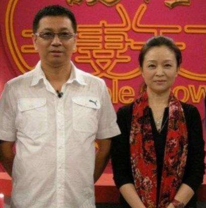 62岁刘莉莉全家照女儿漂亮老公是他比自己还小4岁