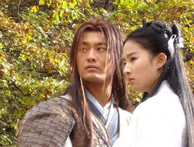 「黄晓明」被黄晓明抢走“杨过”一角，打架被关7个月，终于因演乾隆翻红