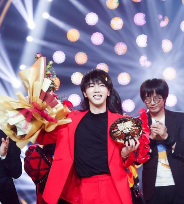 『华晨宇』尴尬!华晨宇五个月单曲销量被肖战一天反超,华语乐坛从此姓“肖”