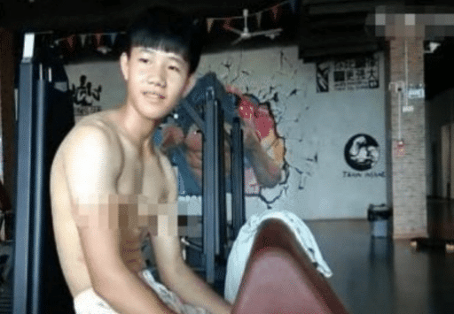 健身|初二学生沉迷健身,练出8块腹肌却遭同学嫌弃,女同学:真恶心!