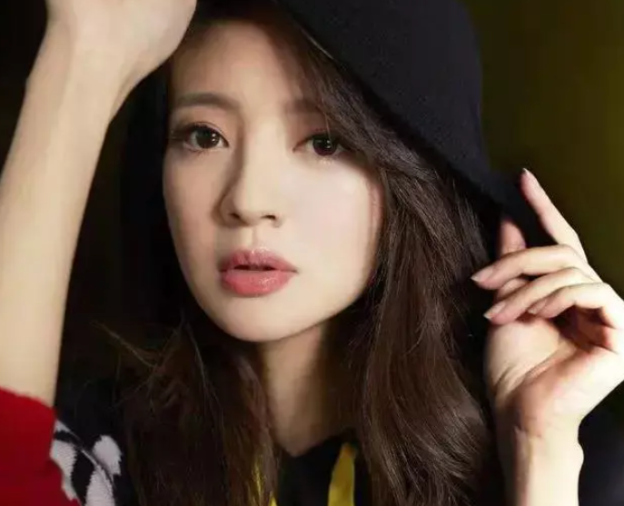 安以轩|她是唯一被豪门倒追的女星,39岁出门只穿短袖,地位胜过奚梦瑶