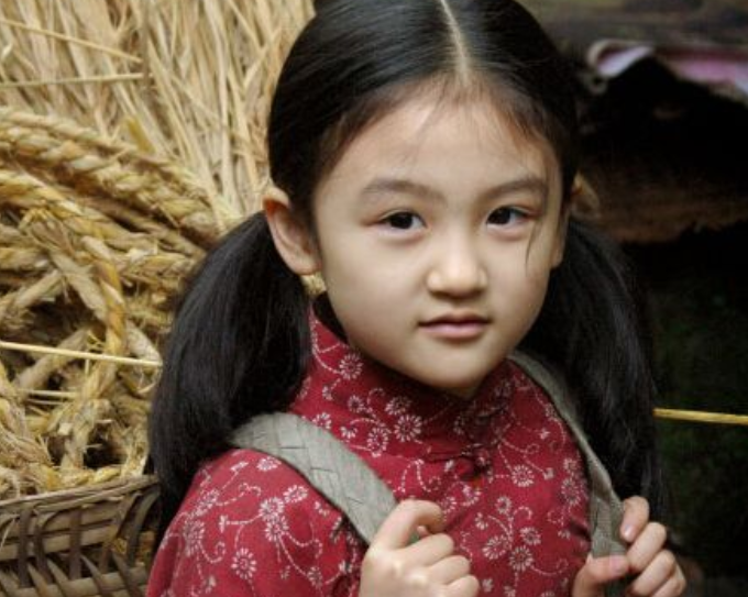 成龙|因长得漂亮，被成龙抱在怀中，6岁就登上春晚，现在“长残”变成这样