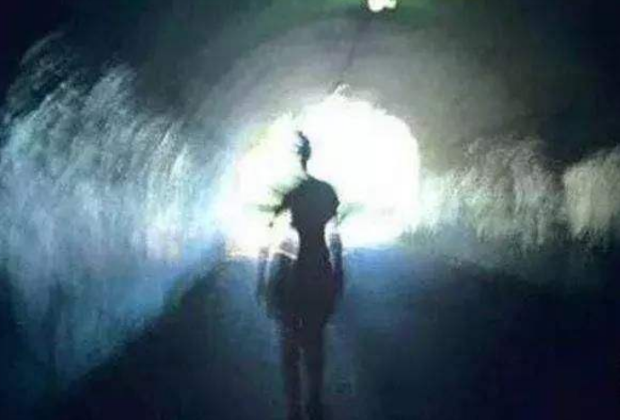 「科学家」一个濒临死亡的人,脑海中正在经历什么?科学家:会产生3种感觉